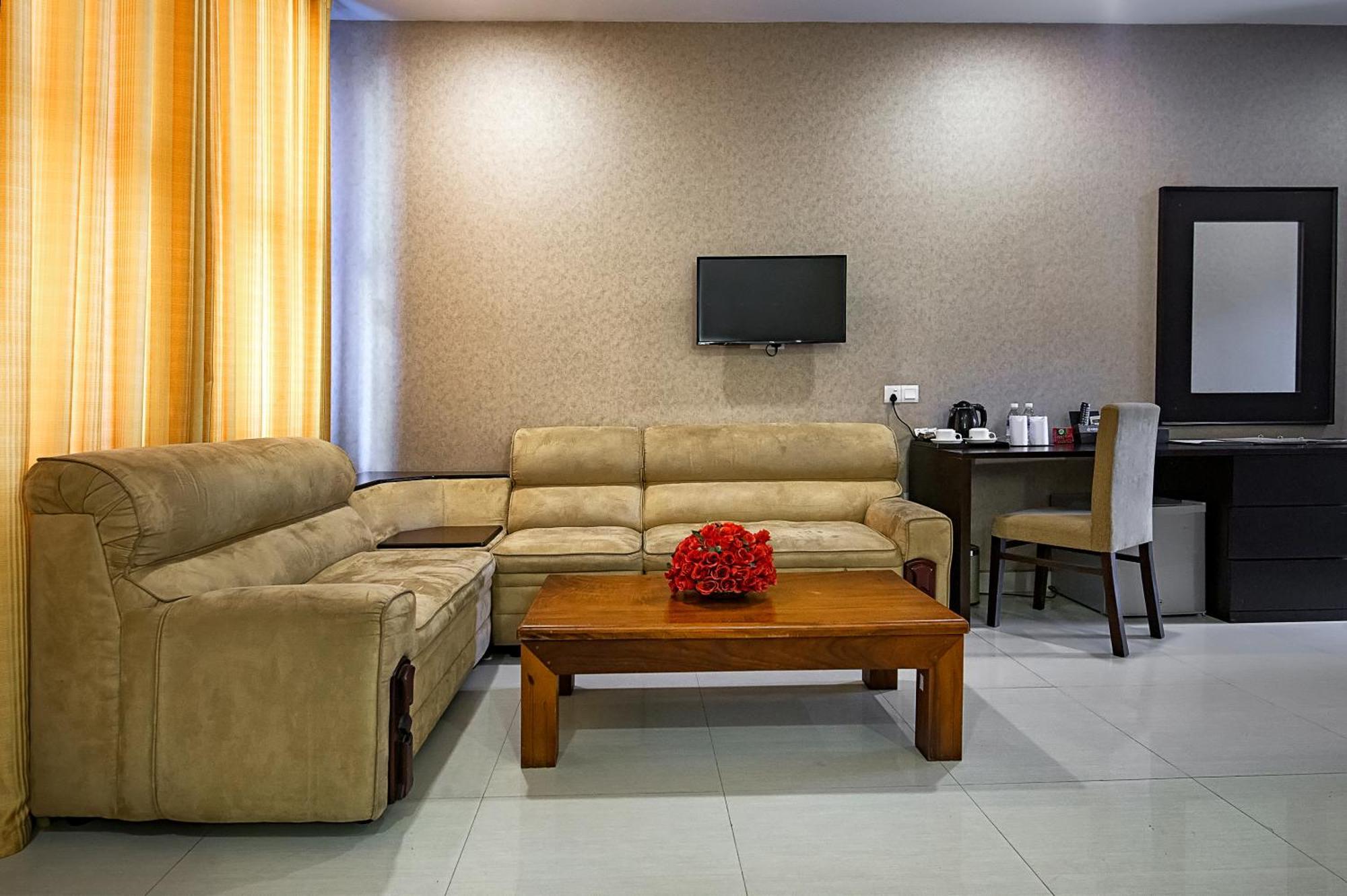 The Full Moon Hotel Katunayake Exterior photo