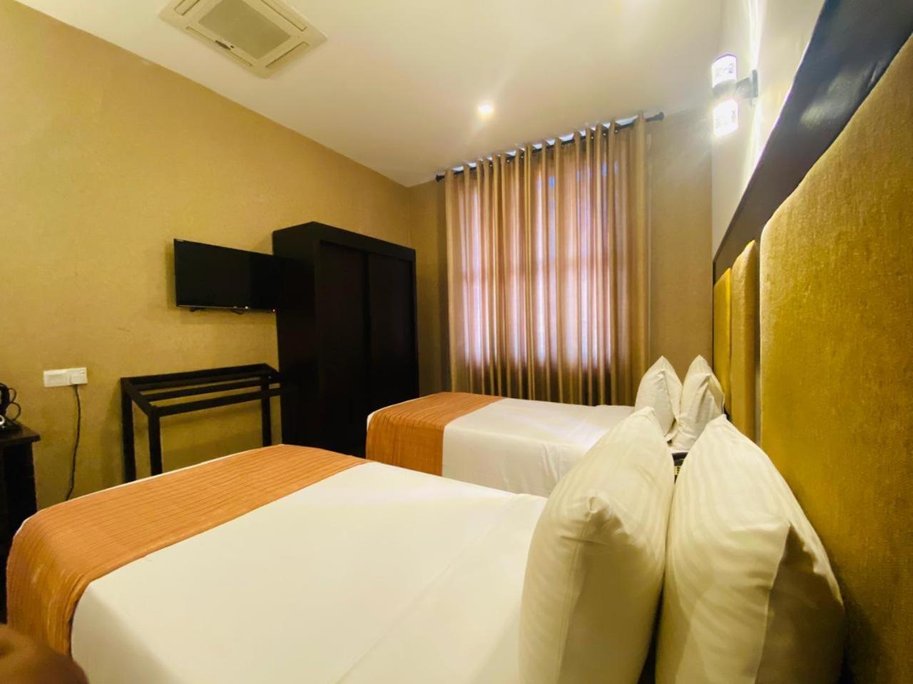 The Full Moon Hotel Katunayake Exterior photo
